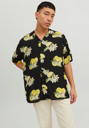 Camicia nera a maniche corte con un motivo floreale che presenta limoni gialli e fiori bianchi. Vestibilità rilassata, tessuto leggero.