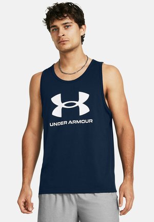 Camiseta sin mangas de color azul marino, fabricada en tejido suave y con un gran logo blanco de Under Armour en el frente. Diseño sin mangas y corte relajado.