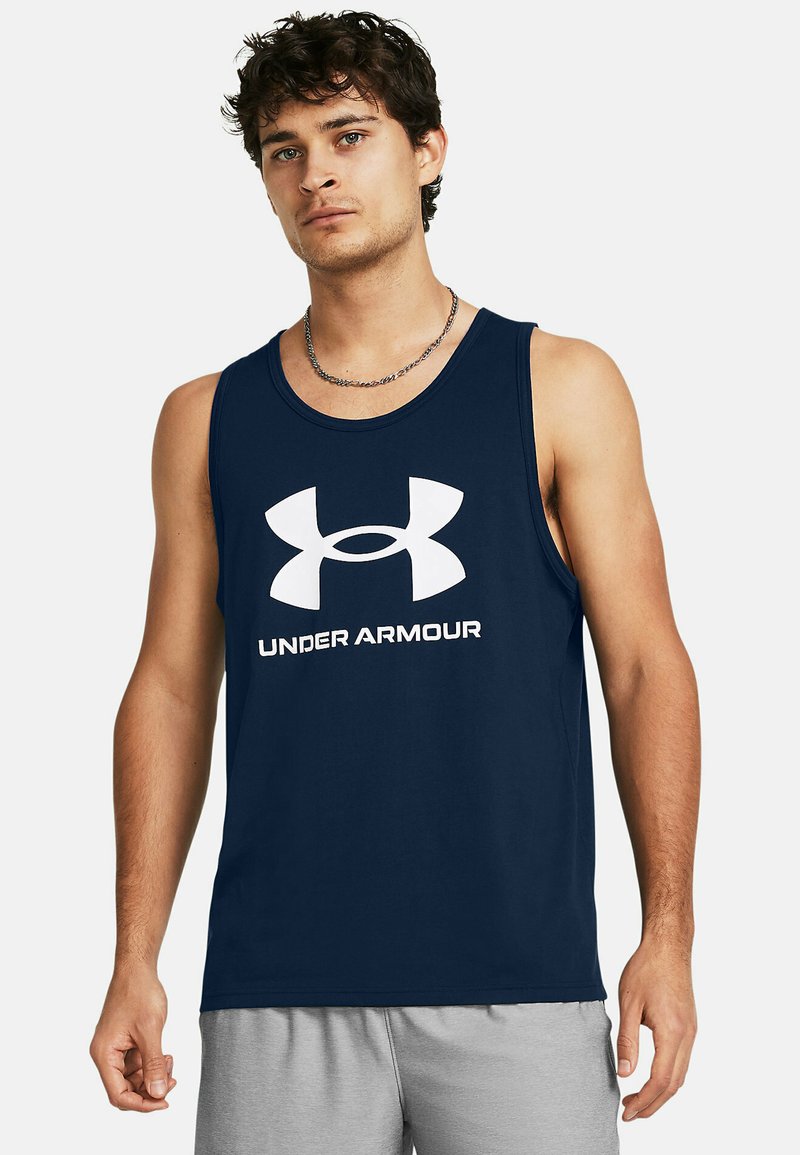 Tengerészkék ujjatlan póló, puha anyagból készült, elől nagy fehér Under Armour logóval. Ujjatlan kivitel és laza fazon.