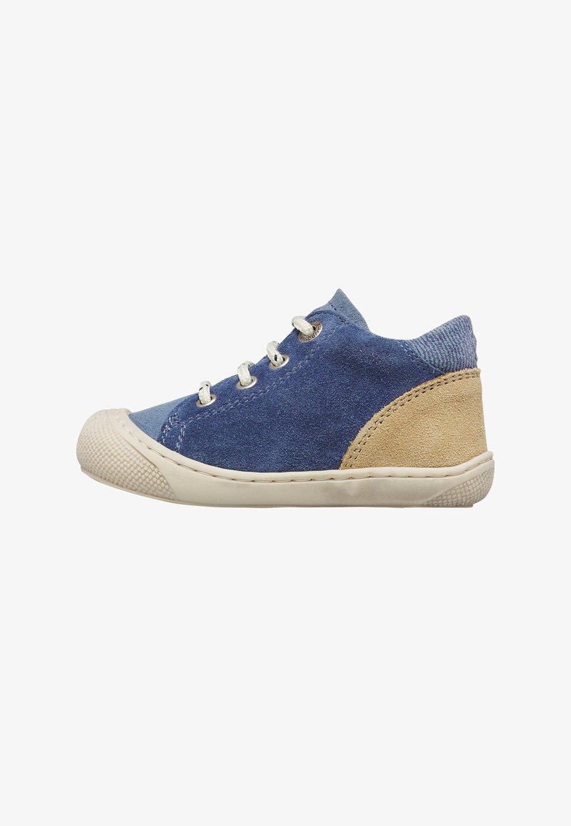 Baskets pour tout-petit en daim bleu avec un empiècement beige au talon, des lacets blancs et une semelle en caoutchouc texturée, vue latérale sur fond blanc.