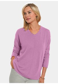 Helles rosa V-Ausschnitt-Pullover mit weicher Textur und langen Ärmeln. Verfügt über eine Naht in der Mitte vorne und einen lockeren Sitz.