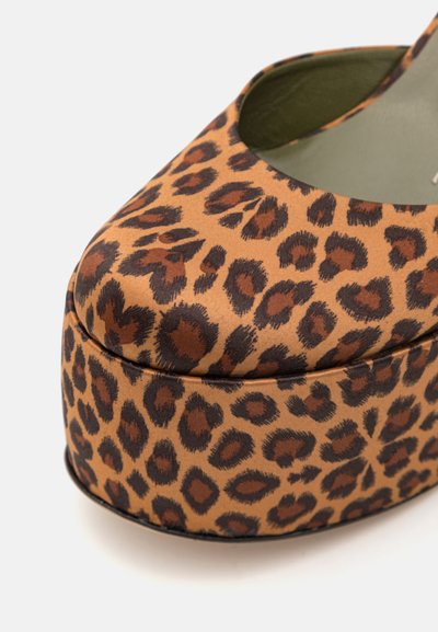 Leren hoge hak met luipaardprint en een ronde neus, met een gladde stoffen bovenkant in bruin- en tan-tinten, en een dikke plateauzool.