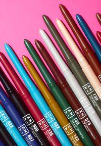 Sett med 16 eyeliner i forskjellige farger arrangert diagonalt. Inkluderer nyanser som teal, brun og hvit. Hver har et matchende hette og etikett.