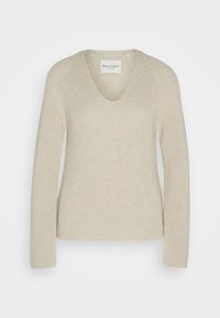 Pull beige en maille à manches longues avec col en V, poignets ajustés et une étiquette de la marque Marc O'Polo à l'intérieur du col.