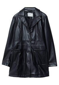 Chaqueta negra de piel sintética con cuello con muesca, cierre de botones, dos grandes bolsillos frontales y costuras que aportan un aspecto estructurado.