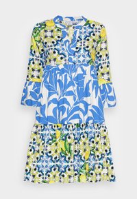 Vestido floral azul y blanco con mangas tres cuartos, escote en pico y falda acampanada que presenta vibrantes patrones de limones y hojas. Material de algodón.