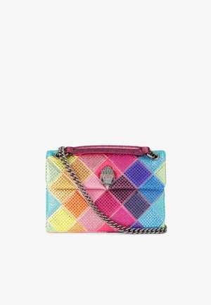 Sac à main rectangulaire avec motif losanges multicolores, ornements cloutés, bandoulière chaîne argentée, poignée supérieure fuchsia et fermoir en forme de main argentée.
