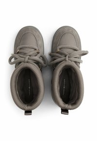 Scarpe alla caviglia grigie realizzate con un mix di materiali scamosciati e nylon, punta tonda, lacci spessi, collare a coste alla caviglia e una suola in gomma liscia.