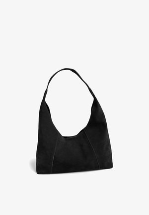 Sort skuldertaske i ruskind med en bred åbning og et buet håndtag. Har syninger og en blød tekstur. Enkel, moderne design.