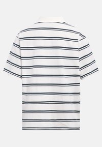 Λευκό κοντομάνικο πόλο με μαύρες οριζόντιες ρίγες, εμφανιζόμενο από πίσω σε απλό φωτεινό φόντο.