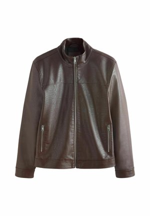 Brązowa skórzana kurtka z przednim suwakiem, stójką i dwoma zapinanymi na suwak kieszeniami bocznymi, pokazana na białym tle.