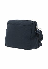 Borsa a tracolla in tessuto blu navy con pois azzurri. Dotata di chiusura a zip, tracolla regolabile e una tasca frontale. Forma rettangolare compatta.