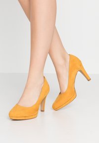 s.Oliver Escarpins à talons hauts - yellow