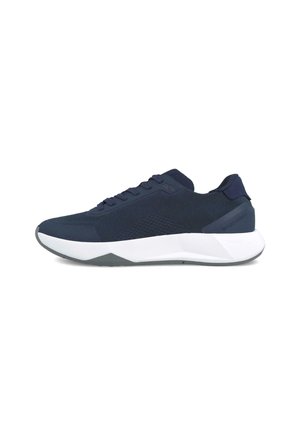 Zapatillas deportivas de color azul marino con parte superior de malla, diseño texturizado y suela blanca. Incluye seis ojales y un collar acolchado.