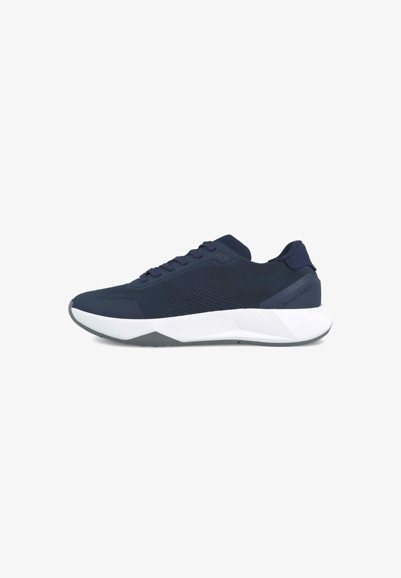 Zapatillas deportivas de color azul marino con parte superior de malla, diseño texturizado y suela blanca. Incluye seis ojales y un collar acolchado.