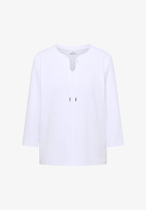 Biała koszula z długim rękawem, okrągłym dekoltem i przednim rozcięciem z dwoma białymi sznurkami zakończonymi metalowymi końcówkami.