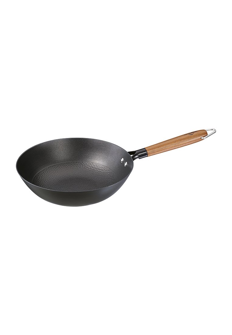 Poêle noire avec une surface texturée, de forme ronde, et un manche en bois avec un accent en métal. Idéale pour les tâches de cuisson et de friture.