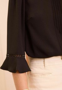 Love & Roses SCALLOP PINTUCK FLUTE SLEEVE  - REGULAR FIT - Camicetta - black
