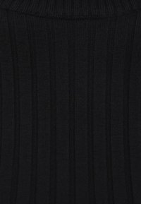 Tessuto a maglia a coste nero con linee verticali e collo alto aderente. Texture morbida, elasticità minima, finitura liscia.