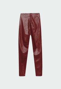 Leggings borgogna in finta pelle con una texture liscia, gambe affusolate e design a vita alta. Nessuna cucitura visibile o dettagli in metallo.