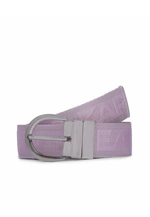 Ceinture en tissu lilas avec un texte gaufré et une boucle ovale argentée brillante, roulée lâchement sur un fond blanc.