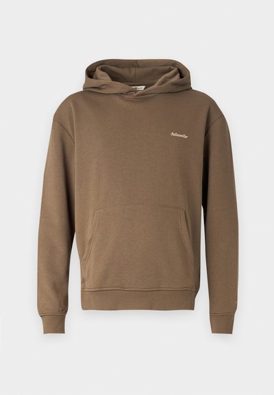 Brauner Kapuzenpullover aus einer weichen Baumwollmischung, mit einer Fronttasche, langen Ärmeln und einer Kapuze mit Kordelzug. Kleines Logo auf der Brust.
