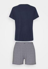 T-shirt en coton bleu marine à manches courtes, associée à un short rayé blanc et bleu marine, taille élastique, coupe décontractée, sans logos visibles.