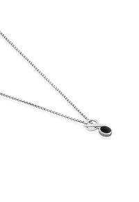Collana d'argento con catena a perline, dotata di un pendente circolare in pietra nera e di un'accento testurizzato vicino alla chiusura.