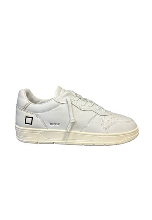 Sneaker in pelle bianca con punta arrotondata, dettagli perforati, lacci piatti e un logo quadrato di lato. Suola in gomma color crema.