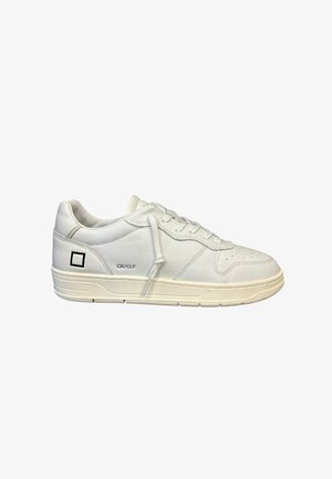 Sneaker in pelle bianca con punta arrotondata, dettagli perforati, lacci piatti e un logo quadrato di lato. Suola in gomma color crema.