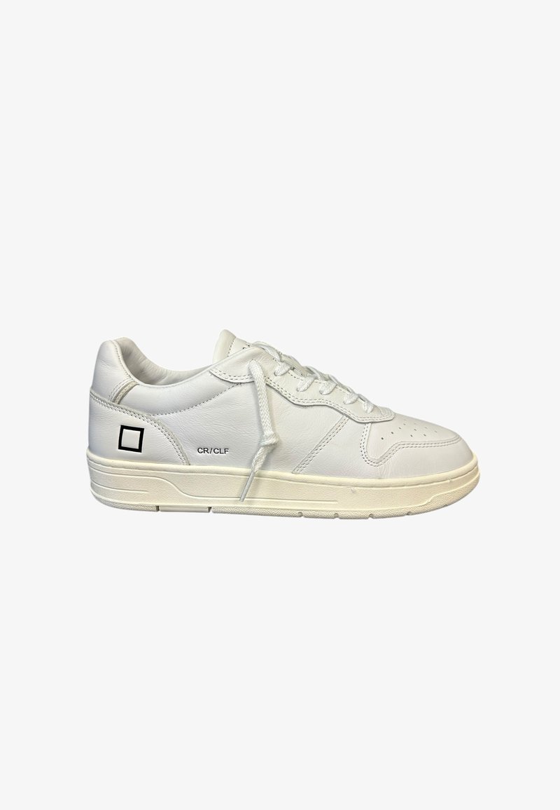 Hvide lædersneakers med rund tå, perforerede detaljer, flade snørebånd og et kvadratisk logo på siden. Cremefarvet gummisul.