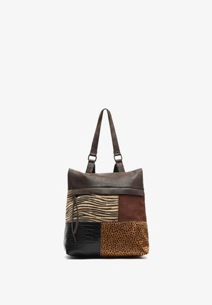 Dekoruota rankinė turi rudą odinį viršų, zebra ir leopardų raštų panele bei tekstūruotą juodą krokodilo stiliaus dugną. Reguliuojamos juostos.