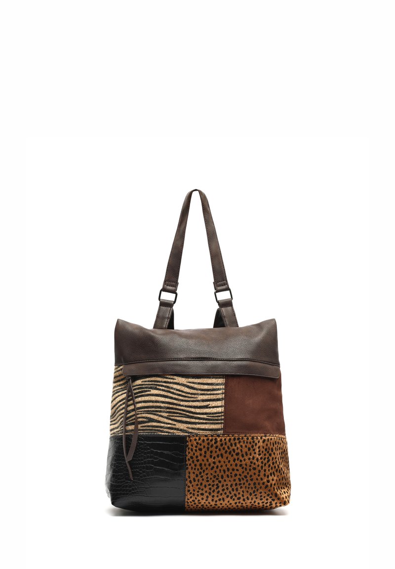 Taška v patchwork stylu má hnědou koženou horní část, panely se zebra a leopardím potiskem a texturovanou černou dolní část ve stylu krokodýla. Nastavitelné popruhy.