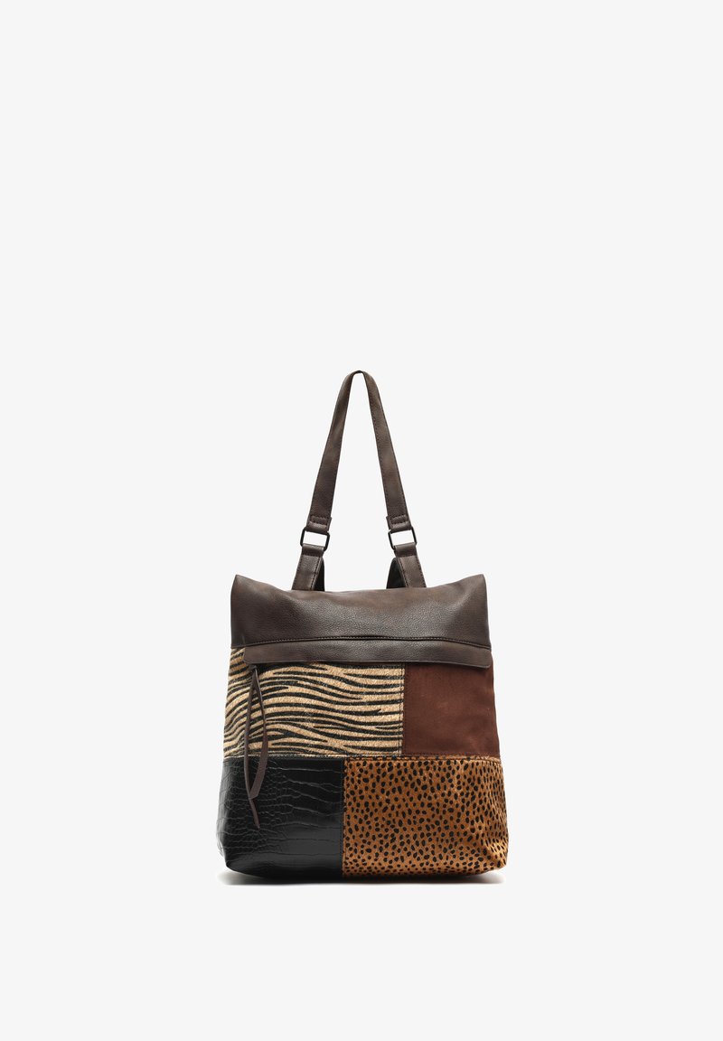 Taška v patchwork stylu má hnědou koženou horní část, panely se zebra a leopardím potiskem a texturovanou černou dolní část ve stylu krokodýla. Nastavitelné popruhy.