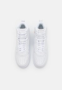Białe skórzane sneakersy typu high-top z perforowanym czubkiem, płaskimi białymi sznurowadłami, wyściółką wokół kołnierza i małym logo z boku.