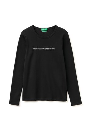 Maglietta nera a maniche lunghe con scollo rotondo e "UNITED COLORS OF BENETTON." stampato in bianco sul petto su sfondo bianco.