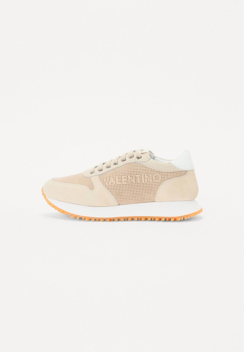 Beige Sneaker aus Mesh und Wildleder, orangefarbene Gummisohle, runde Zehenpartie, klassisches Schnürdesign und geprägtes Logo-Detail.