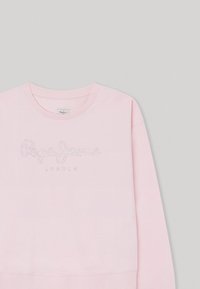 Sudadera rosa claro hecha de una tela suave que presenta "Pepe Jeans LONDON" bordado en letras plateadas en el pecho. Diseño de cuello redondo.
