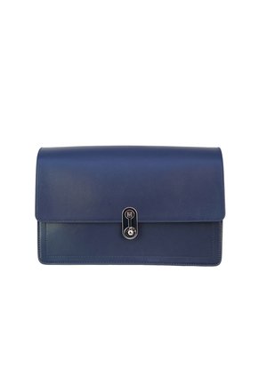 Pochette en cuir bleu marine avec un rabat et un fermoir circulaire argenté à l'avant sur fond blanc.