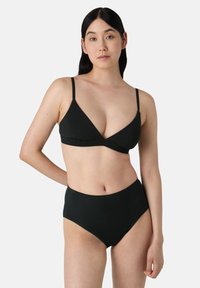 Set di bikini nero con bralette triangolare, spalline sottili e slip a vita alta. Tessuto liscio con cuciture minime.