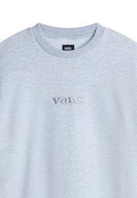 Lys grå sweatshirt lavet af blød stof, med rund halsudskæring og et diskret præget logo i midten. Ingen yderligere mønstre eller accenter.
