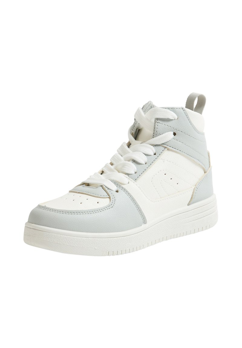 Wysokie sneakersy w białej i jasnoszarej skórze. Posiadają okrągły czubek, perforowaną górę, grubą gumową podeszwę oraz materiałowe sznurówki.