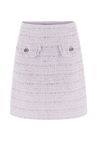 Tweed-Minirock in hellem Lavendel mit strukturiertem Muster. Verfügt über zwei Vordertaschen und metallische Knöpfe auf jeder Tasche.