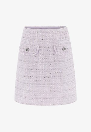 Acuļpūšļa mini svārki gaiši lavandas krāsā ar teksturētu rakstu. Iekļautas divas priekšējās kabatas un metāla pogas katrā kabatā.