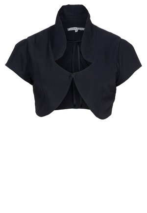 Musta lyhyt bolerojakku lyhyillä hihoilla, avoin edestä ja leveällä, kaartuvalla kauluksella.