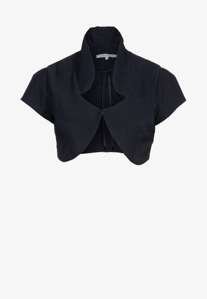 Boléro court noir avec manches courtes, devant ouvert et large col incurvé.