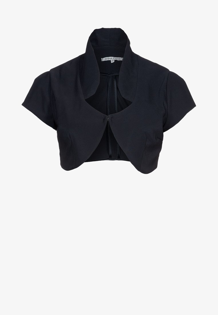 Boléro court noir avec manches courtes, devant ouvert et large col incurvé.