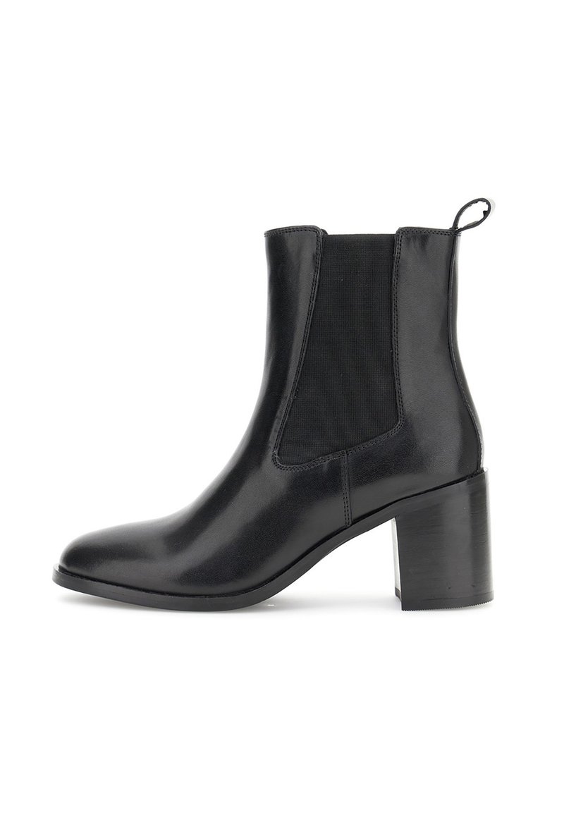 Stivale alla caviglia in pelle nera con tacco a blocco, pannello elastico laterale e linguetta sul retro, mostrato in vista profilo.