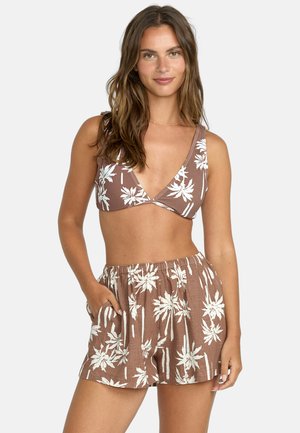 Hnedý bikiny top s kvetinovou potlačou a dizajnom do V so zodpovedajúcimi šortkami s palmovými listami a elastickým pásom.
