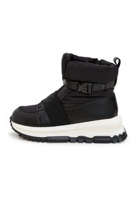 Bottines de cheville noires rembourrées avec une finition en cuir brillant, une sangle réglable et une semelle intermédiaire épaisse blanche, dotées d'une semelle extérieure en caoutchouc noir texturé.